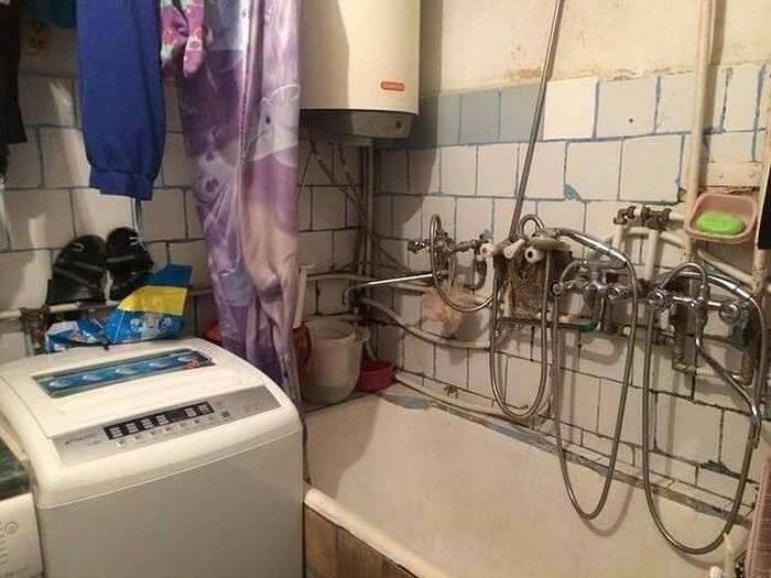 А это не душ из мира абсурдов, это коммунальная квартира гуманитарии за работой, дурацкий ремонт, и так сойдёт, не поставновка, починили, прикол, ремонт, я у мамы инженер