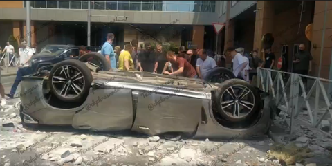 С многоярусной парковки «Галереи» в Краснодаре вниз упала машина
