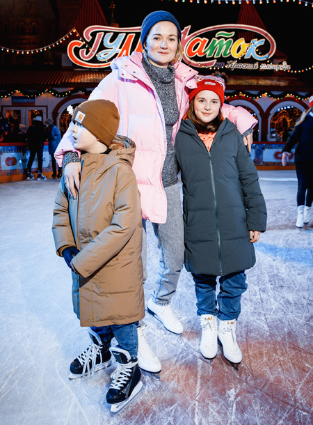 Надежда Михалкова впервые вышла в свет вместе с детьми Надежда Михалкова впервые вышла в свет вместе с детьми Дети,Дети знаменитостей