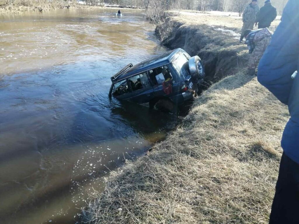 Под Костромой водитель погиб в затонувшей машине