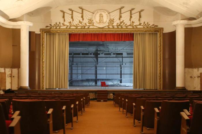 Остатки былой помпезности концертного зала в Вюнсдорфе (Германия). | Фото: currenttime.tv.