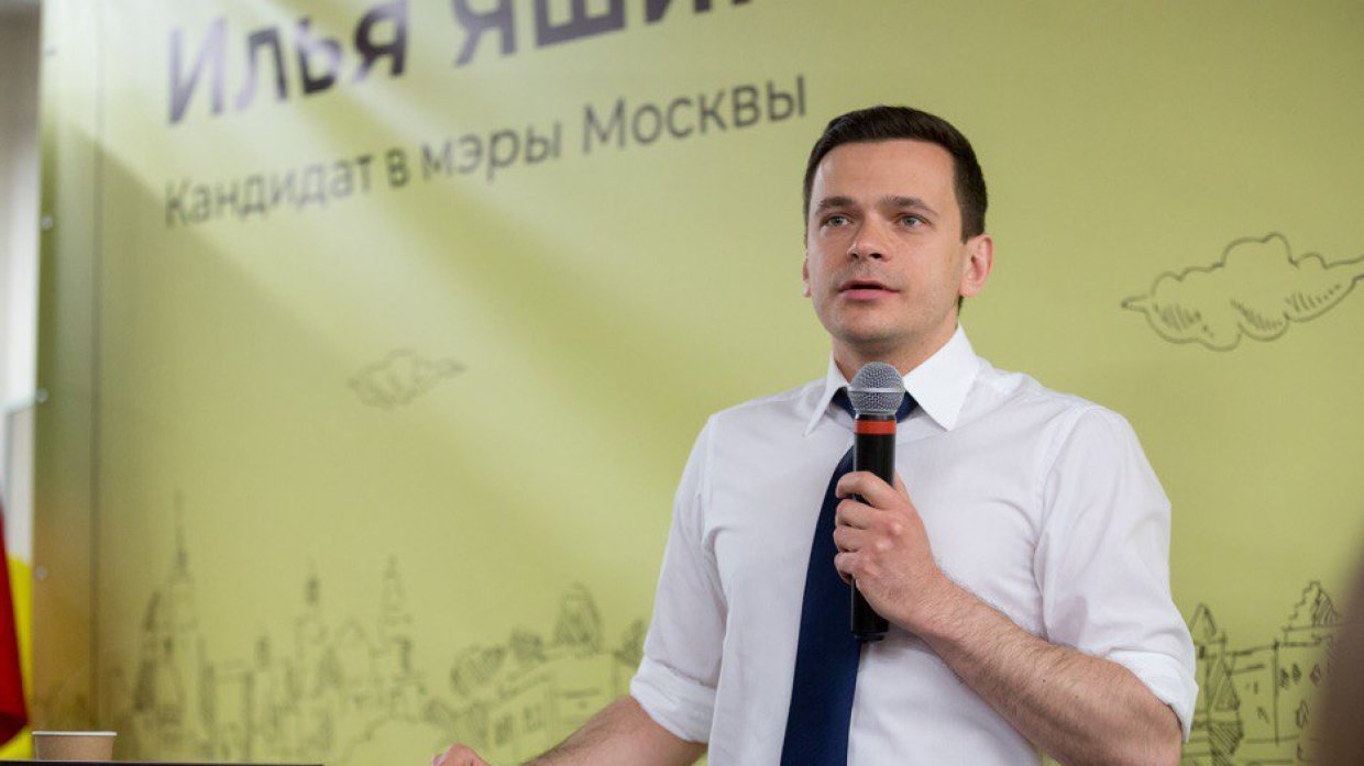 Москвич снял на видео муниципального депутата Яшина, со злостью пинающего кота
