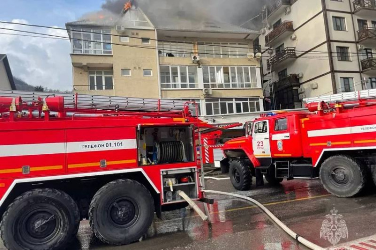 На Красной Поляне горит жилой дом: эвакуировали 40 человек