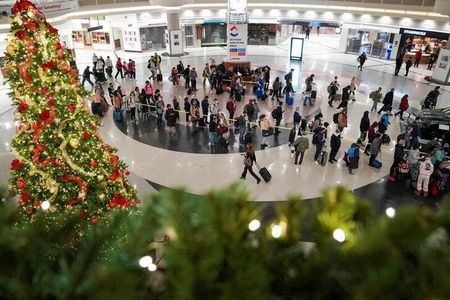Travelers form lines outside the TSA security checkpoint during the holiday season as the new coronavirus disease (COVID-19) Omicron variant threatens to increase case numbers at Hartsfield-Jackson Atlanta International Airport in Atlanta, Georgia, U.S. December 22, 2021. REUTERS/Elijah Nouvelage