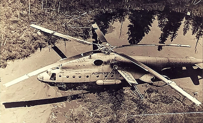 История Ми-6 из болота: вертолет лежит здесь с 1981 года и его можно достать. Видео вертолет, посреди, болот, августе, технику, начали, нереально, почти, берега, добраться, крепко, держало, подробная, болото, достать, думали, сохранилсяСначала, годыБолее, другой, история