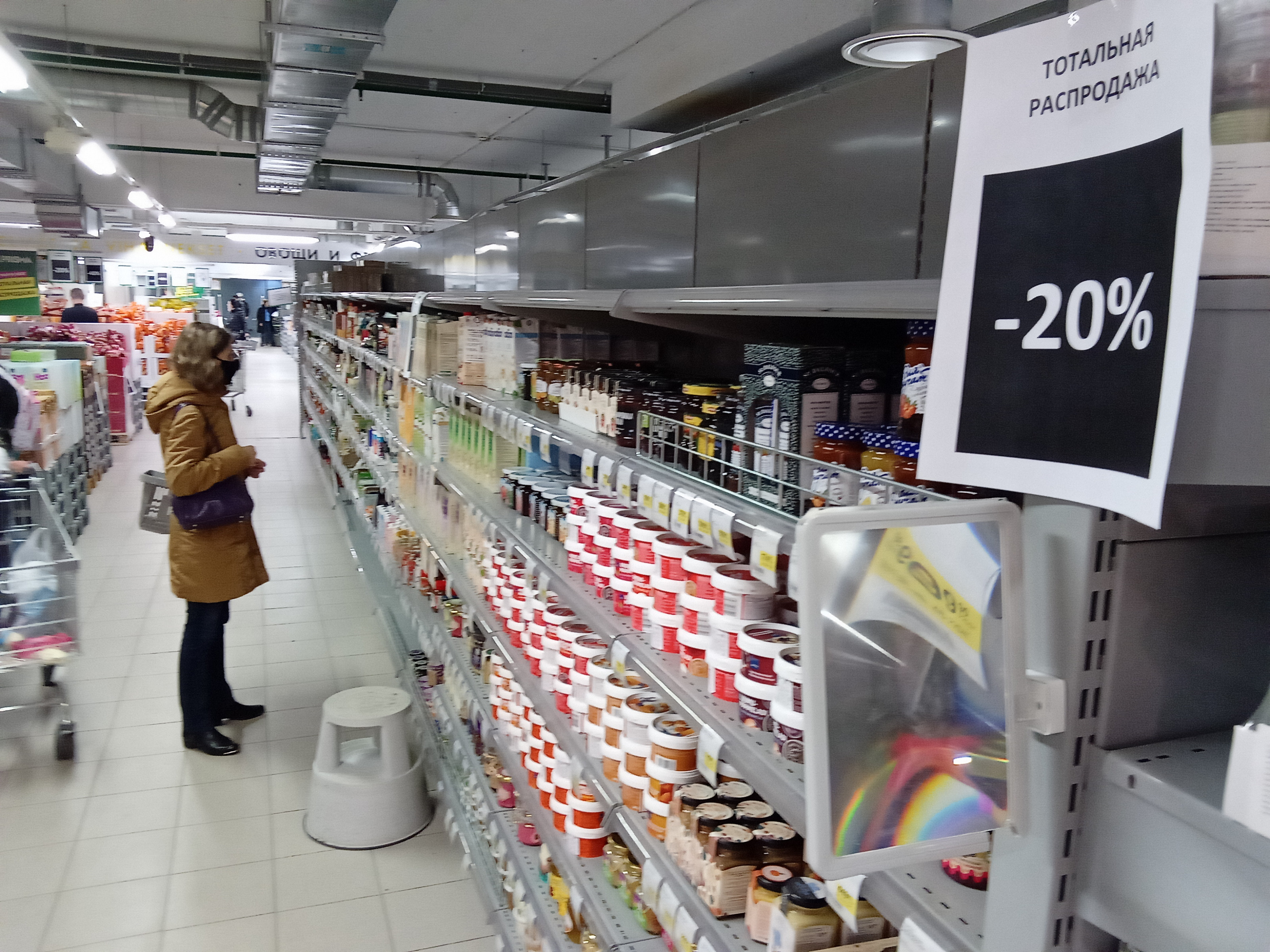 Чего теперь не будет в магазинах. Чего теперь не будет в магазинах. Алкоголь не продается. Покупатели в гипермаркете. Уважаемые покупатели магазин не работает 1 января.