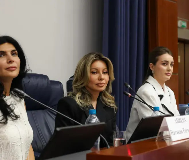 «Мне накидывают в ухо»: Стрелец намекнула на Собчак в лекции для студентов