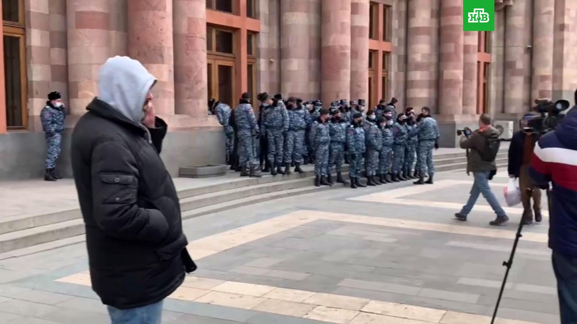 Армения новости прямой эфир. Видеоролики про Армению. Дом правительства Армении Баграмян 26. Журналист новостной армянин. В армянском Гюмри напротив Российской базы прошли протесты.