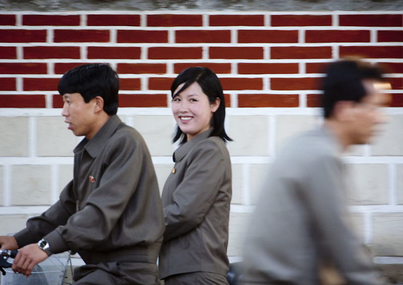 18. Девушка на велосипеде в городе Кэсон житель, северная корея, улыбка, фотография
