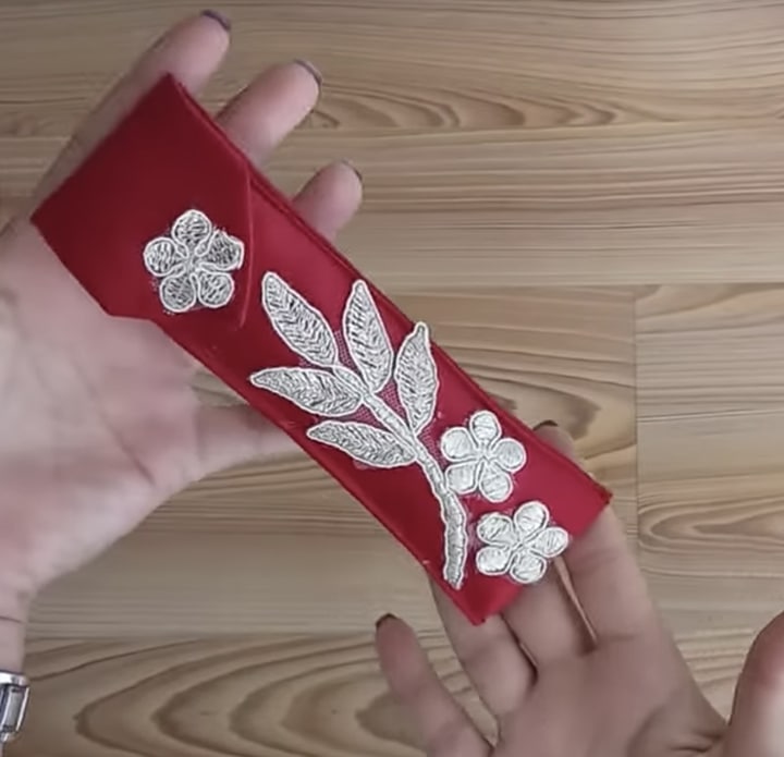 Старый ненужный галстук легким движением руки превращается в функциональный аксессуар