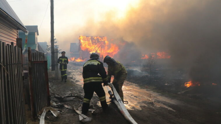 Спасатели потушили пожар в поселке Моревское Курганской области