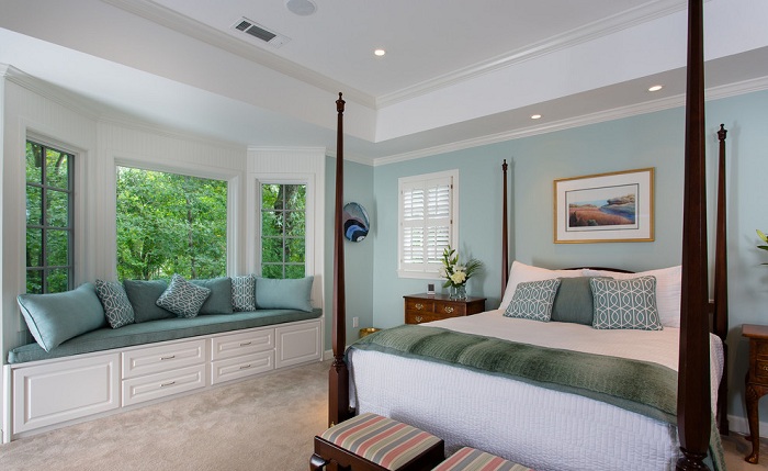 Чтобы сэкономить пространство в спальне можно создать уютный window seat на подоконнике.