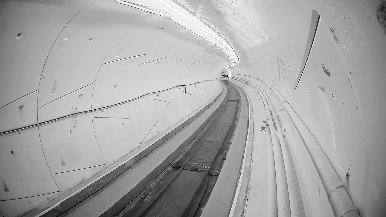 Tesla Model X с выдвижными колесами для езды по туннелю The Boring Tesla Model X с выдвижными колесами для езды по туннелю The Boring tesla