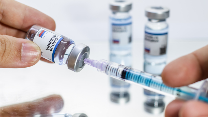"Будем прививаться или нет?": Большинство граждан России выступили против вакцинации от COVID россия