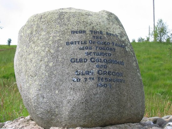 Памятный камень на месте битвы при Глен-Фруине.