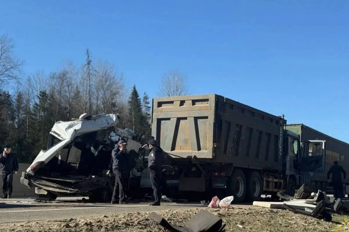 В массовом ДТП в Ленобласти пострадали 13 человек
