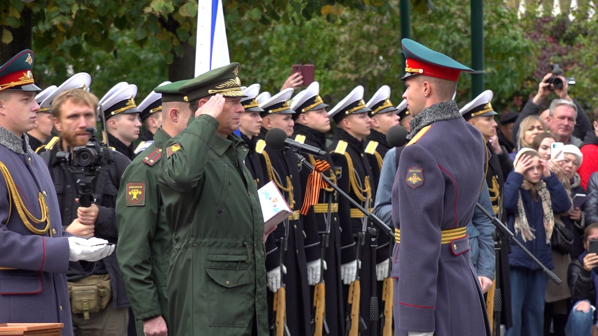 Уволенные в запас солдаты Преображенского полка простились с боевым знаменем в Москве