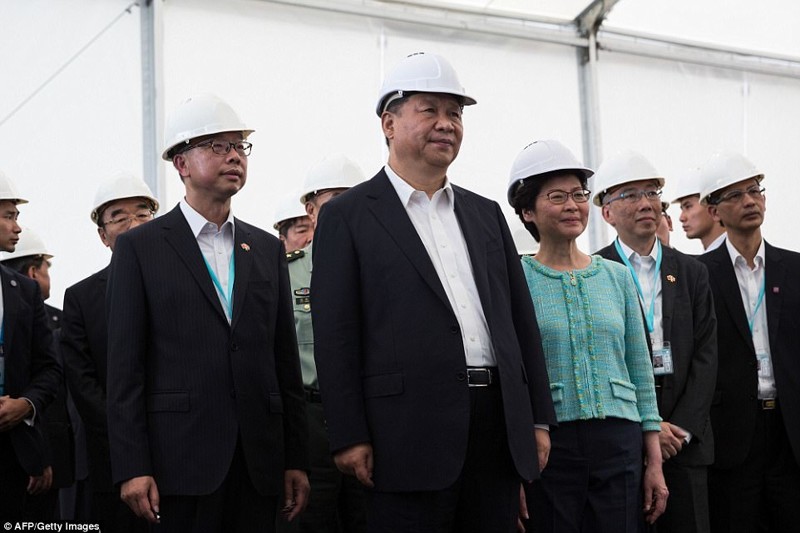 Председатель КНР Си Цзиньпин и глава Гонконга Кэрри Лэм во время осмотра моста, 1 июля гонконг, длина, китай, море, мост, путь, рекорд, строительство