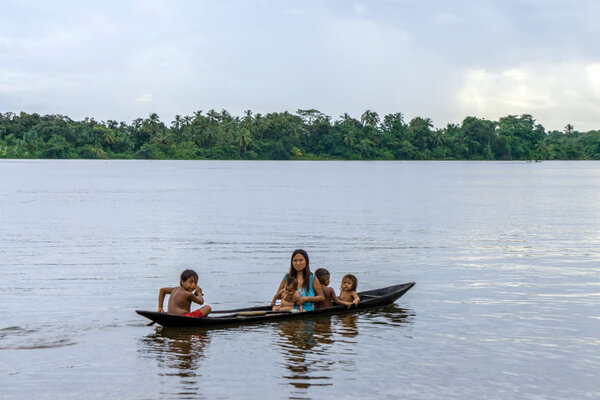 Варао: считают до пяти, плавают с пираньями и не желают ходить в школу Варао: считают до пяти, плавают с пираньями и не желают ходить в школу