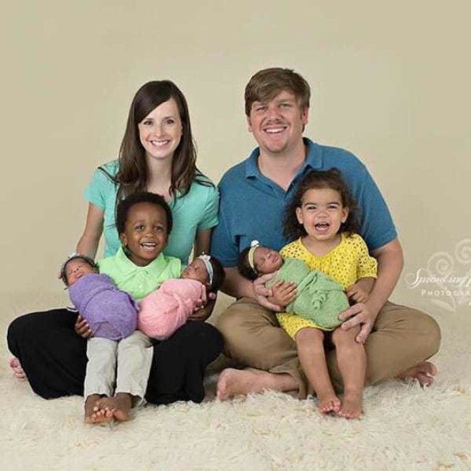 Девушка родила 3 темнокожих младенцев отец детей увидев их расплакался 