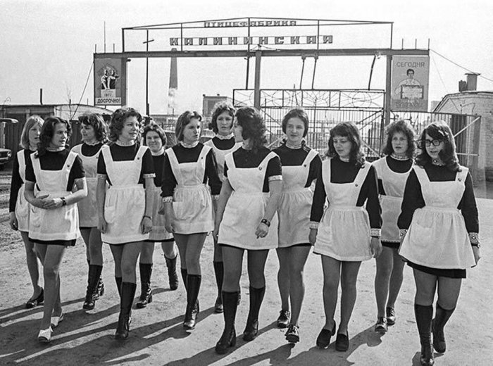 Мини юбка ворвалась в школьную моду в конце 70 годов. /Фото: avatars.mds.yandex.net