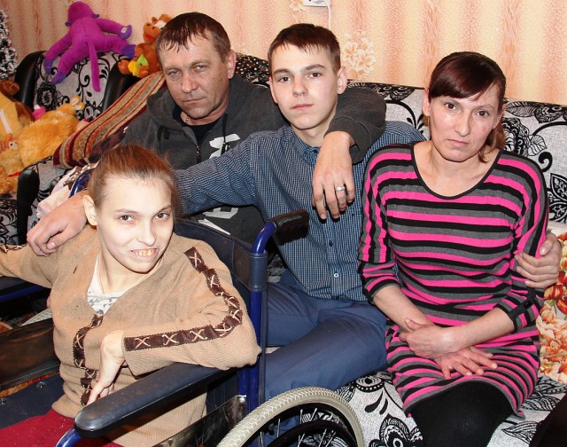 13-летний мальчишка нес на руках больную сестру по пылающему коридору, а потом босиком по снегу в -40. Он спас всю семью! 13-летний мальчишка нес на руках больную сестру по пылающему коридору, а потом босиком по снегу в -40. Он спас всю семью!