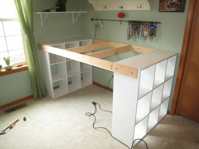 Как сделать большой стол с местом для хранения из простых стеллажей IKEA более, легко, покупать, третий, стеллажУстановите, столешницы, подходящего, размераДля, завершения, работы, столом, покрасьте, боковые, части, белый, цветЕсли, Мебель, зафиксируйте, большой, вместительны