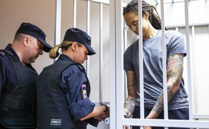 На фото: американская олимпийская чемпионка по баскетболу Бриттни Грайнер (справа), обвиняемая в контрабанде наркотиков, во время заседания в Химкинском городском суде.