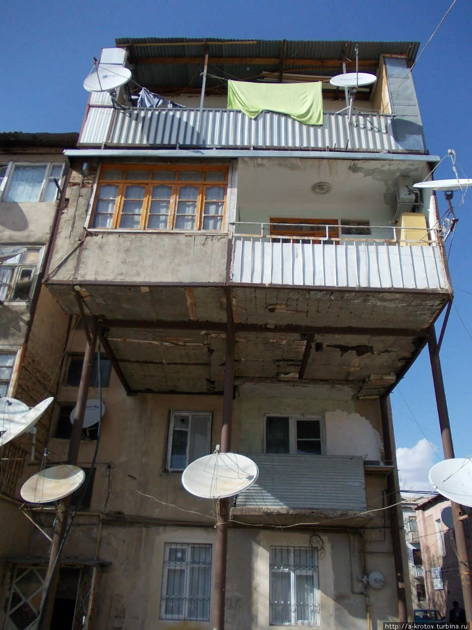 Самодельные балконы. Балконы в Армении самострой. Пристройка балкона. Необычные балконы. Странные балконы.