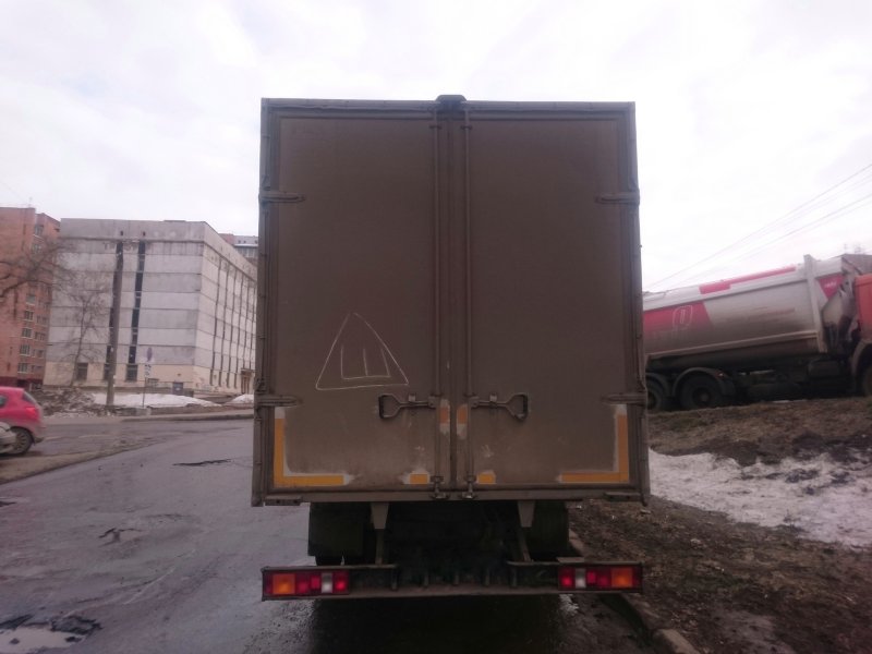 Народный креатив с наклейкой "Шипы" авто, автоприкол, наклейка, пдд, прикол, шипы