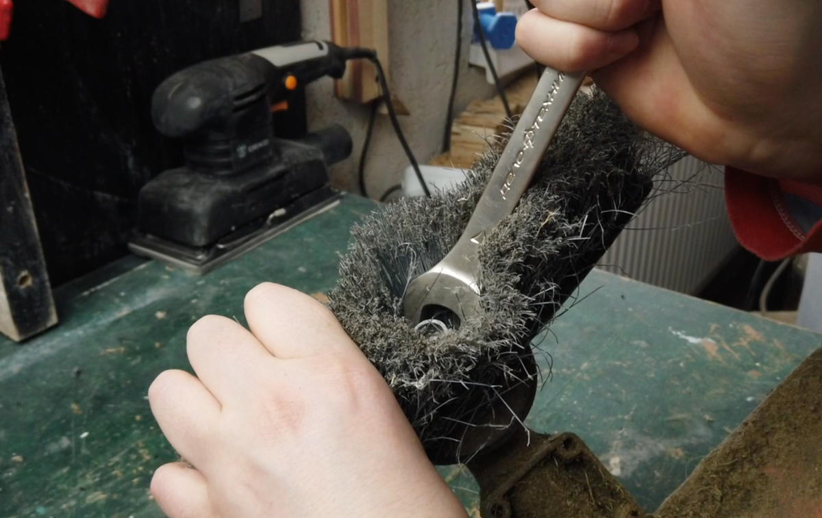 Хитрый старый дворник показал мне мастер класс по быстрой уборке снега).