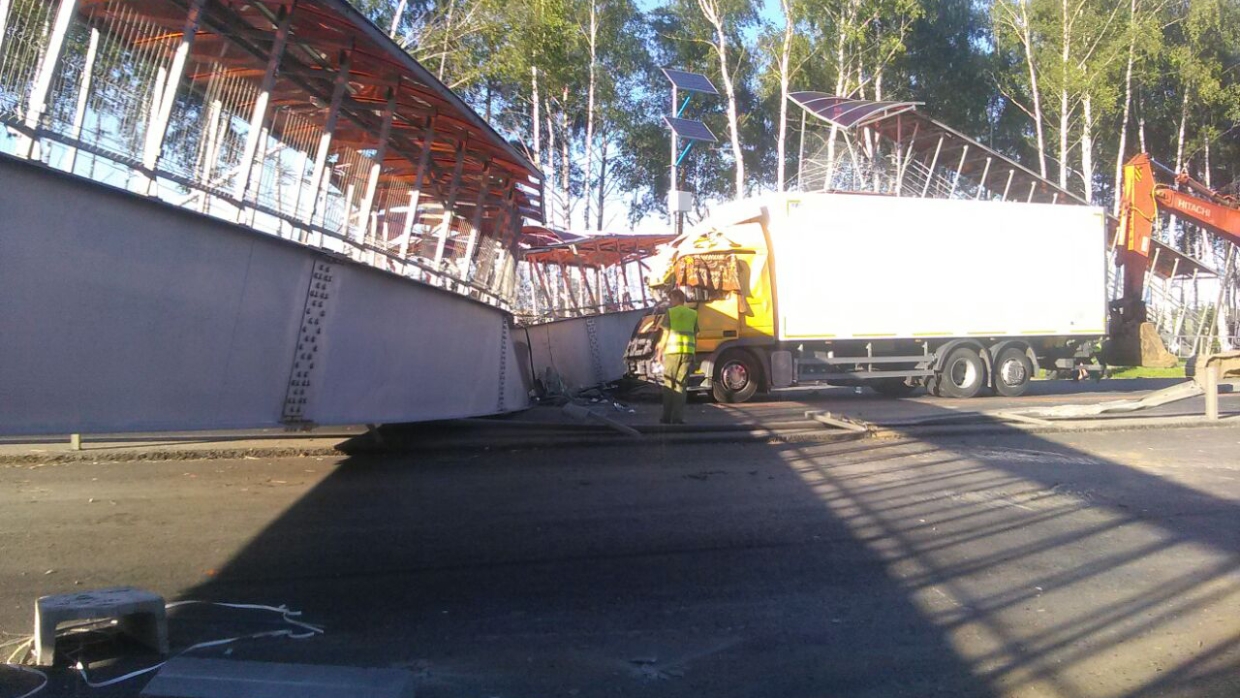 Длинная пробка образовалась на трассе М-7 после обрушения моста под Владимиром