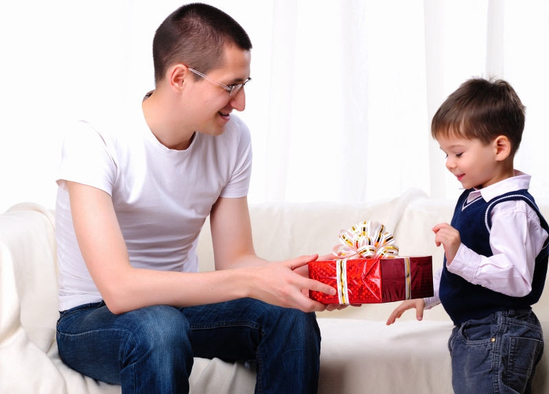 Сюрприз мама папа. Ребенок дарит подарок. Папа дарит сыну подарок. Ребенок дарит подарок маме. Подарки от детей взрослым.