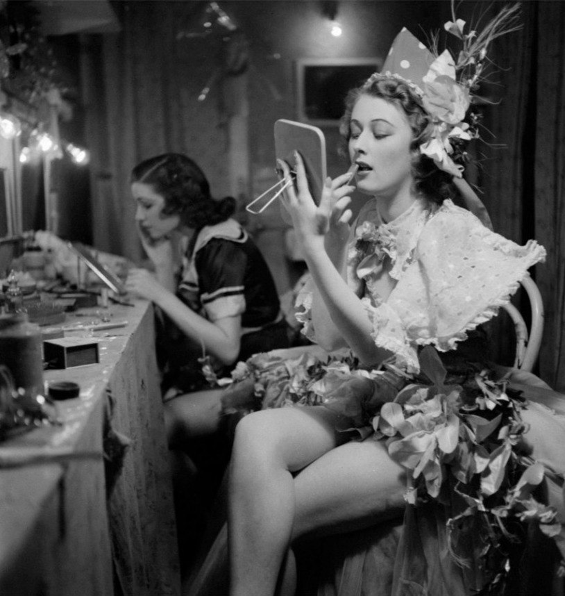 Танцовщицы парижского кабаре Folies Bergère, 1937 год 