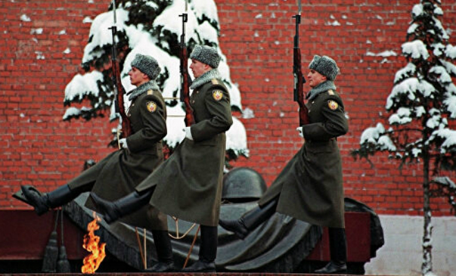 Почетный караул у Кремля не замерзает даже в минус 30: солдатам помогает плитка