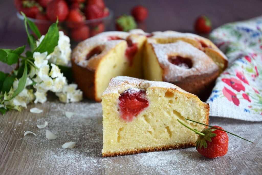 Лимонный кекс с клубникой в мультиварке