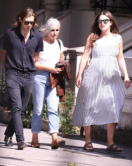 Беременная Кира Найтли с мужем и мамой на шопинге в Лондоне Беременная Кира Найтли с мужем и мамой на шопинге в Лондоне Звездный стиль