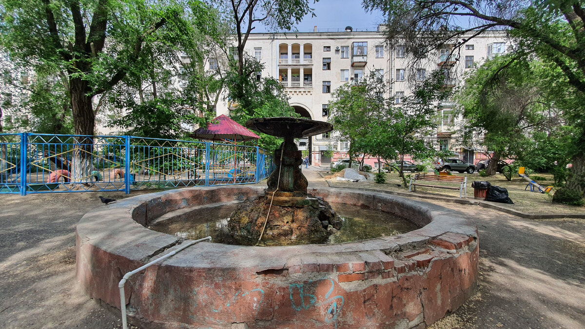 Волгоград советский вода. Улица Советская 20 Волгоград. Улица Советская Волгоград двор. Волгоград ул Советская фонтан.