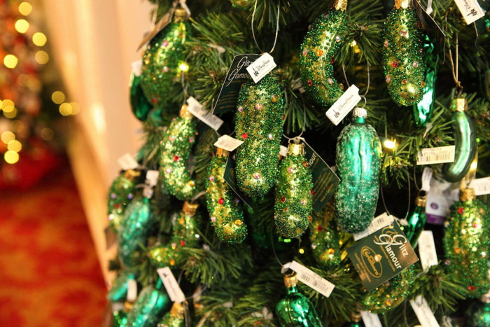 Откуда взялась американская традиция искать на рождественской елке огурец