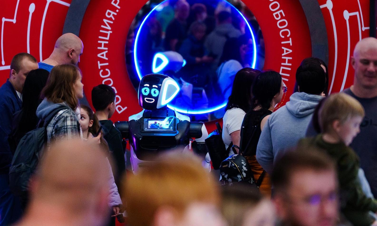 Встреча с настоящим космонавтом и шоу роботов: куда сходить 12 апреля с ребенком