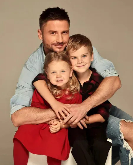 Сергей Лазарев с детьми