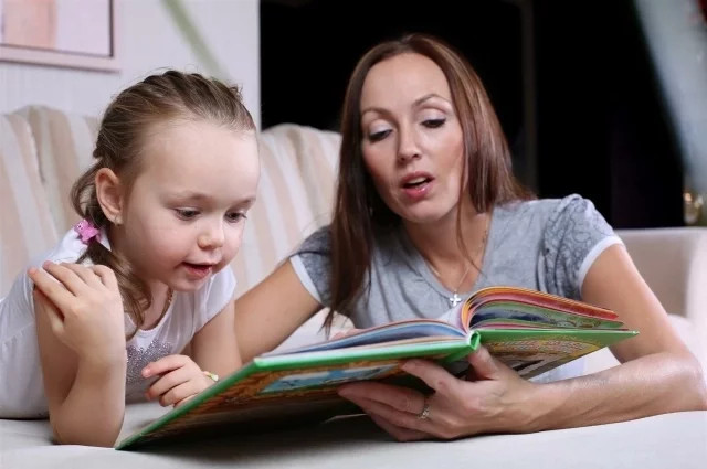 Начинайте читать ребёнку с самого раннего возраста.