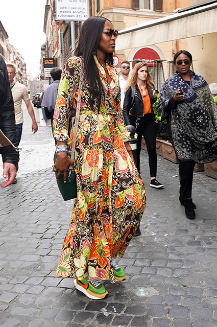 Античность и яркие принты: как Наоми Кэмпбелл проводит свои римские каникулы Античность и яркие принты: как Наоми Кэмпбелл проводит свои римские каникулы Звездный стиль