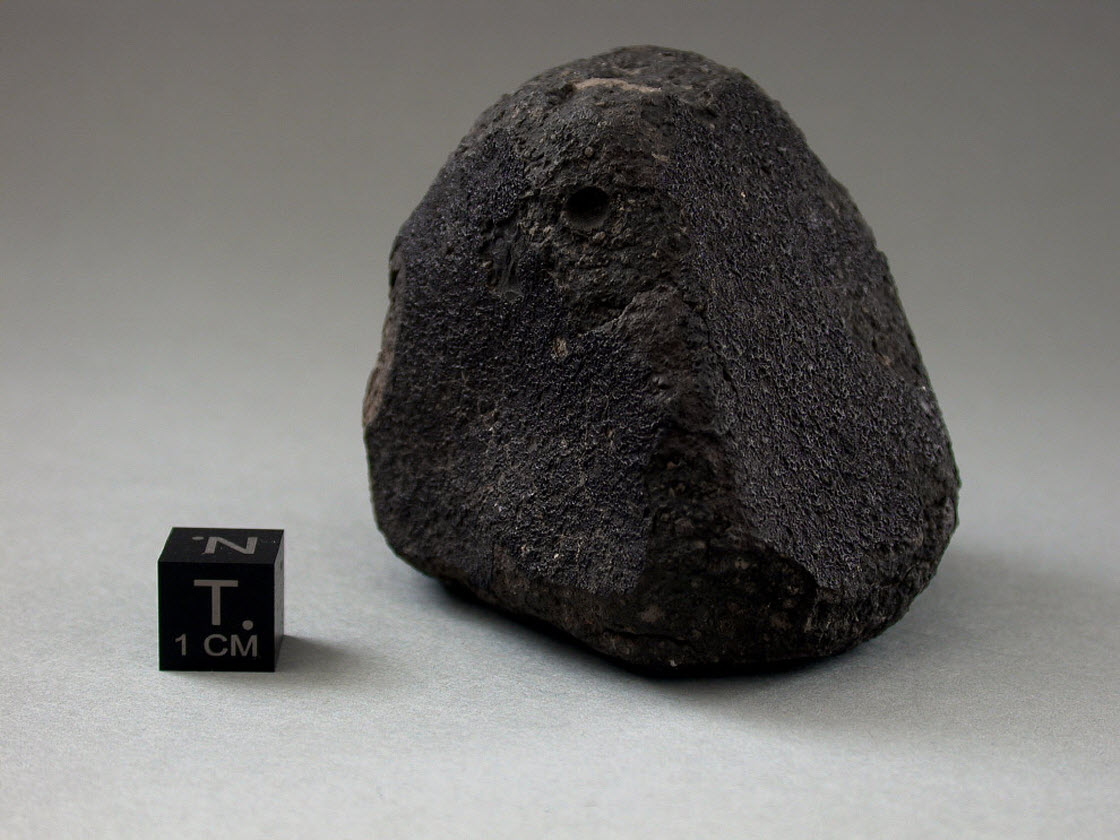 Метеорит бакубирито. Самые старые метеориты. Самые старые метеориты. Интересные факты о метеоритах. Оливин минерал метеорит.