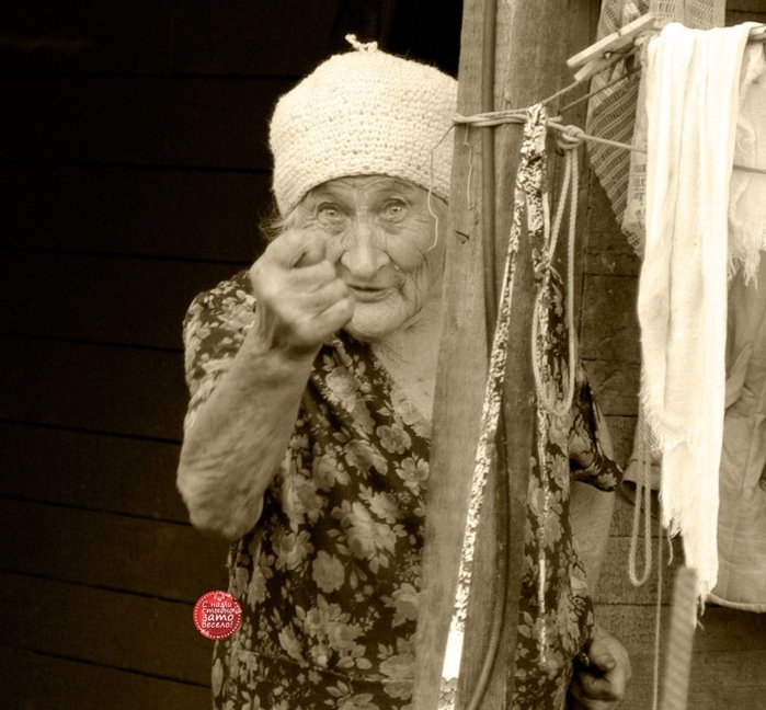 Телевизор это такой ящик, где показывают рекламу и иногда между рекламой крутят отрывки кинофильмов