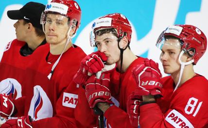 На фото: игроки сборной России после матча 1/4 финала чемпионата мира по хоккею - 2021: Россия - Канада.