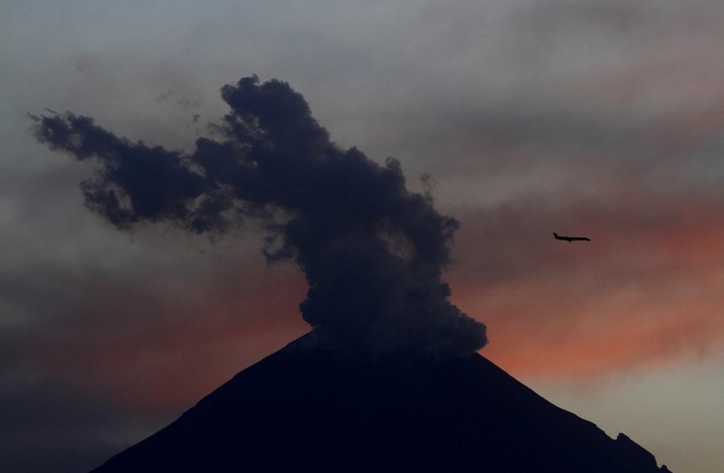 24 июня 1982 года лайнер Boeing 747 авиакомпании British Airways с 248 пассажирами и 15 членами экипажа на борту, на высоте около 11 000 метров попал в облако вулканического пепла, выброшенного проснувшимся вулканом АВИАКАТАСТРОФЫ, интересное, спасение, чудо