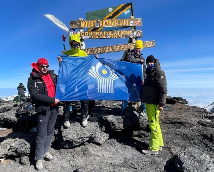 Над Килиманджаро подняли флаг СНГ