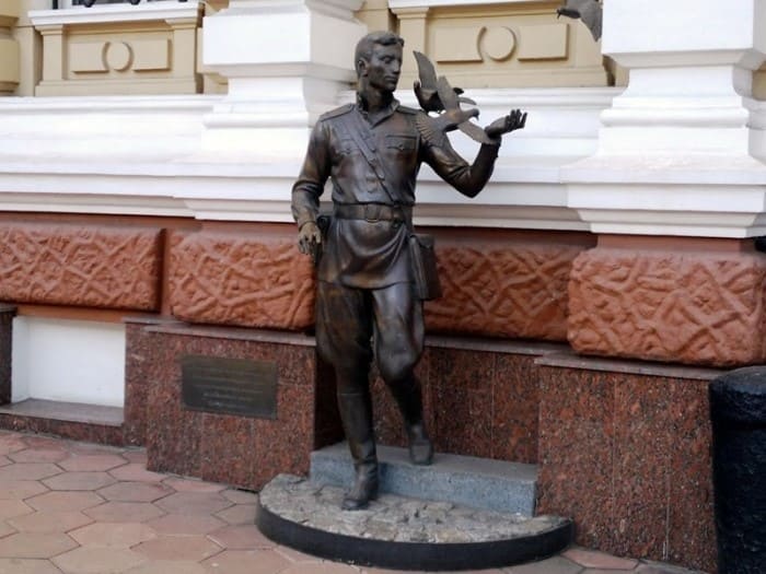 *Памятник Давиду Гоцману* в Одессе | Фото: panoramio.com