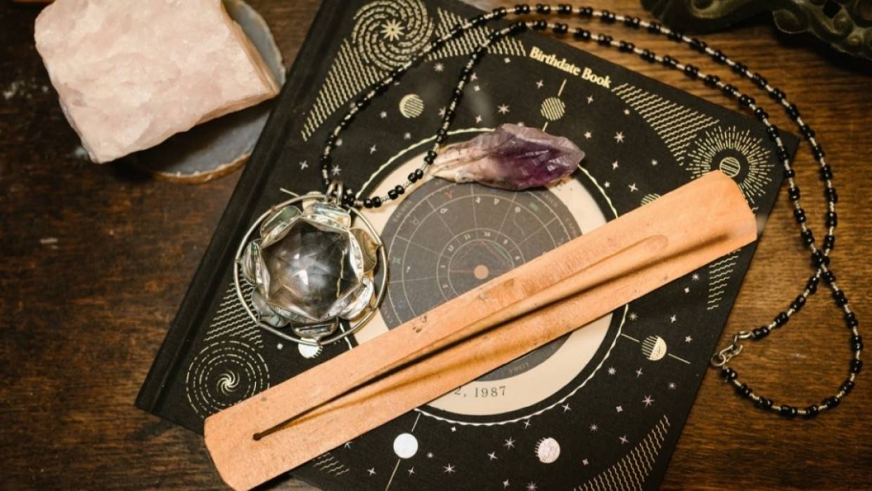 Специалист по рунам Аронова предсказала нарушение связи человечества с родом в 2022 году Общество